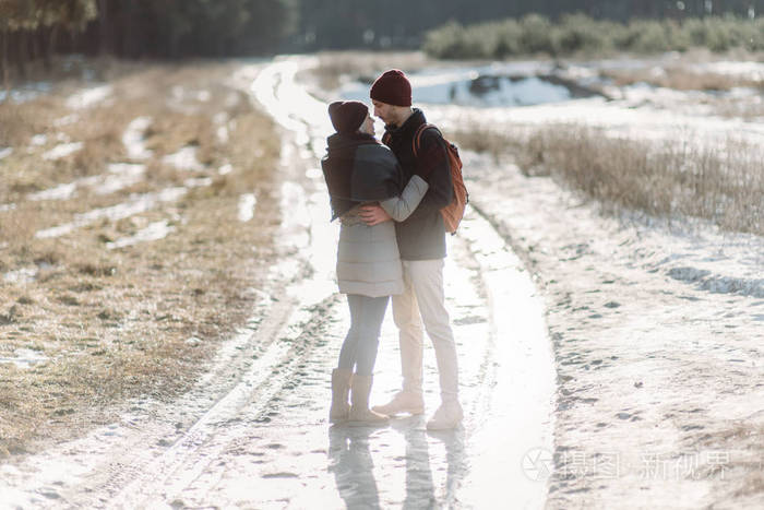 年轻的时髦夫妇在冬季公园中拥抱彼此照片-正版商用图片0wtcnl-摄图新