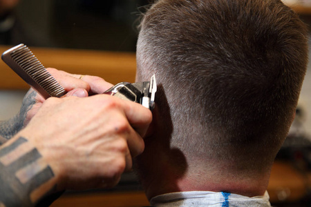 飞剪机二极管在理发店,理发师理发的飞剪机的客户机照片