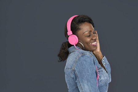 非洲女人听音乐耳机