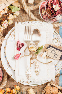 餐具和桌上的不同装饰银器