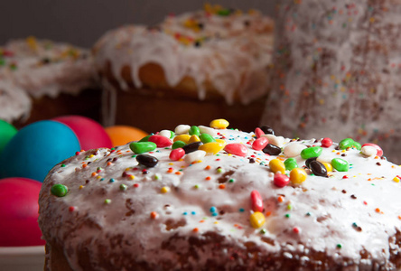 在釉和糖果洒，复活节蛋糕特写