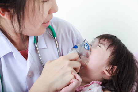 亚洲女孩有呼吸道疾病的帮助下在医院里的医生