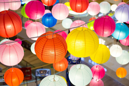 现代花灯在现代购物中心的电气灯笼照片