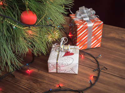 绿色的圣诞树装饰着玩具和花环 led 灯。礼品盒