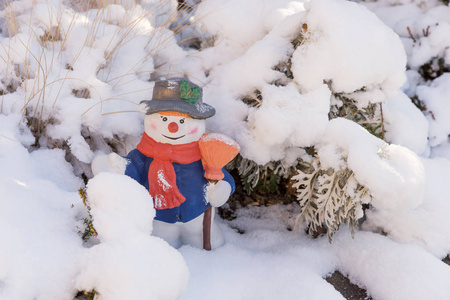 用帽子和围巾的雪人陶瓷图