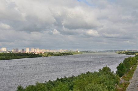 伊尔蒂什河景观将城市分为鄂木斯克两部分