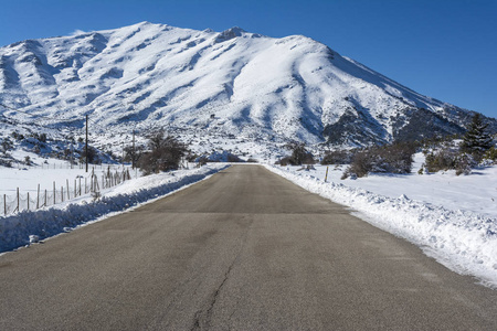 在冬季的一天，南奔，希腊 Ziria 山上的道路