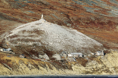 灯塔和纪念馆相交于杰日尼奥夫角照片