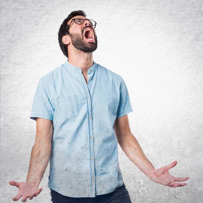 愤怒英俊的男人大喊