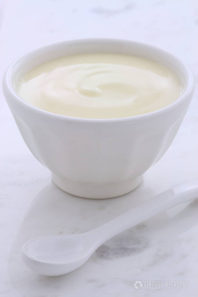 新鲜的纯酸奶