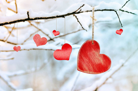 冬天的雪树树枝上木制红色的心