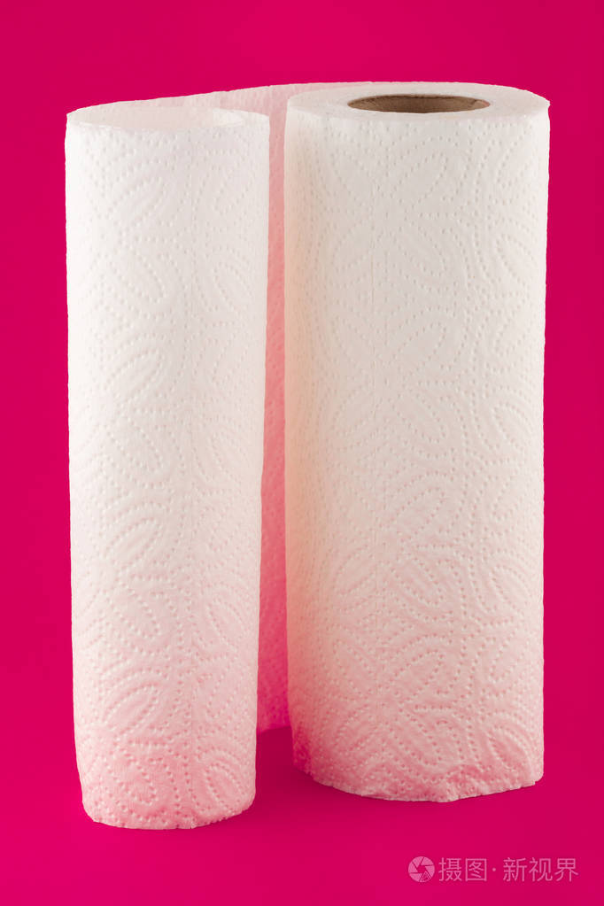 孤立在白色背景上的纸毛巾