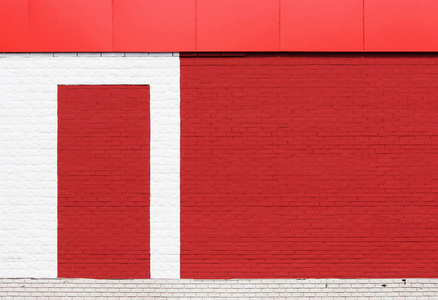 纹理的明亮的红砖墙，白色条纹与冠层上阳光灿烂的日子