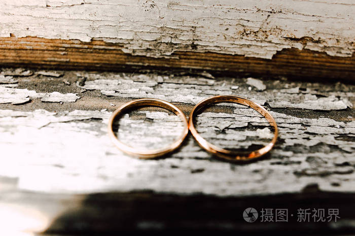 金枕形上的结婚戒指