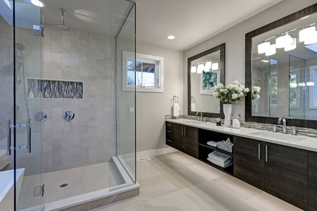 宽敞的浴室，在灰色色调与加热地板