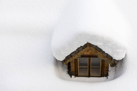 屋顶窗覆盖着冬天的雪。保温隔热概念