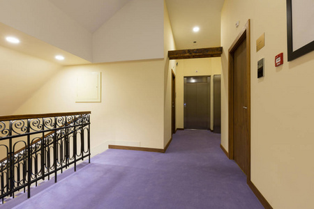 阁楼走廊公寓楼的楼梯和走廊在阁楼上照片