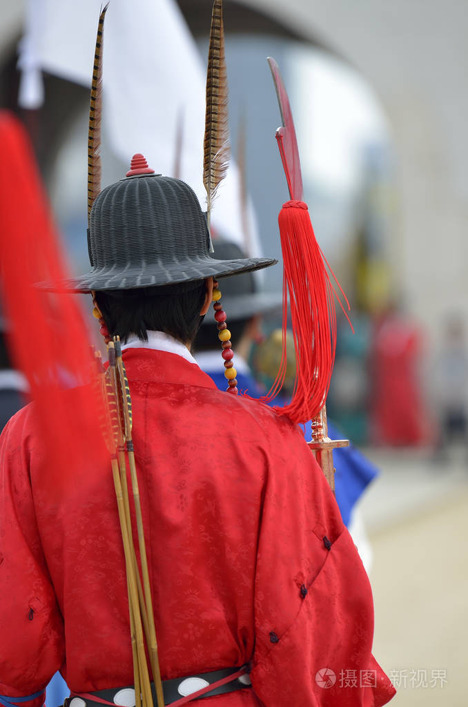 行的武装警卫在古代传统士兵穿校服的旧王宫,首尔,韩国