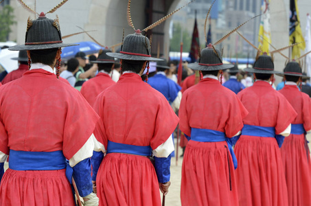 行的武装警卫在古代传统士兵穿校服的旧王宫，首尔，韩国