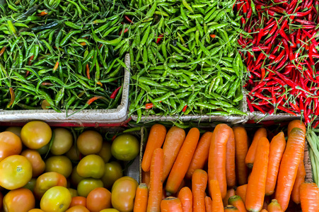 新鲜蔬菜和水果在亚洲市场