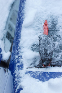 毛刷清洁车从挡风玻璃上的雪图片