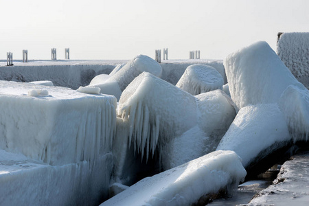 雪和冰在黑海成本与混凝土防波堤