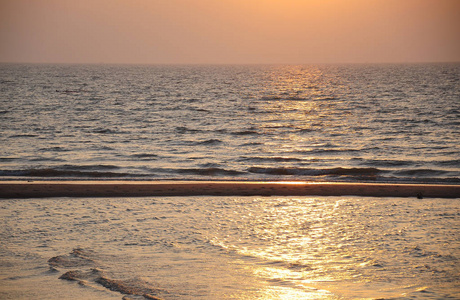 日落下美丽的海滩和大海图片