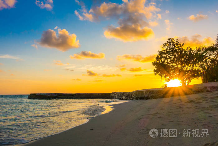 与热带马尔代夫 isl 在平静的海面上空美丽的日落