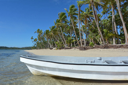 白色渔船上热带岛屿斐济
