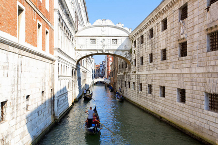 在威尼斯叹息之桥