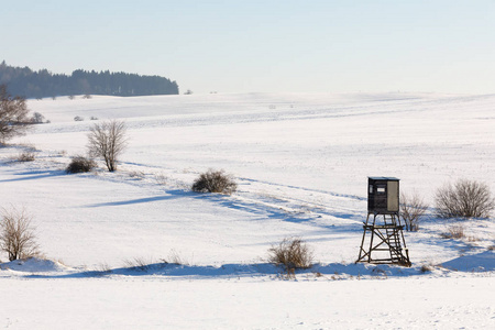 冬季冰冻景观与狩猎塔在高地