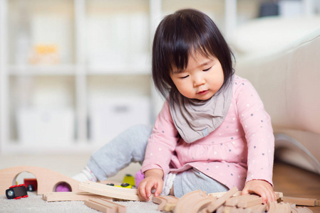 快乐的小日本女孩上白色卡佩在家玩