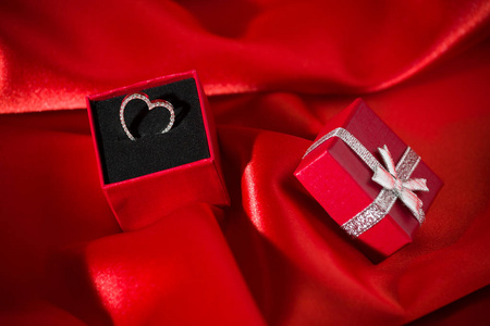 一个红色礼品盒心形吊坠
