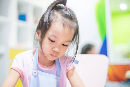 可爱的日本女孩学习艺术的学校