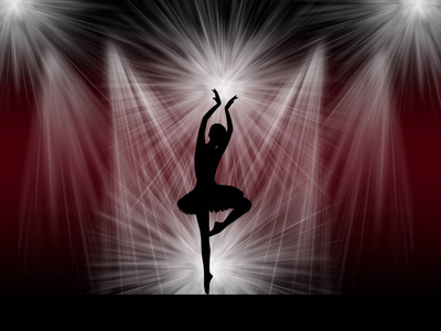 芭蕾剧院舞台上舞蹈穿着芭蕾舞裙的芭蕾舞演员在住宅楼的背景下摆姿势