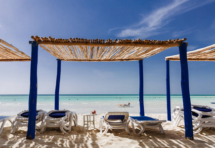 邀请古巴椰子岛海滩美景与放松在背景的人在阳光明媚的好天气