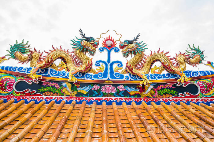 中国寺庙屋顶上双龙