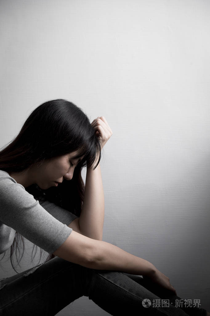 坐的抑郁症的妇女照片-正版商用图片0wuqor-摄图新视界