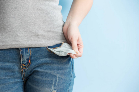 女人显示空口袋照片