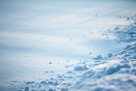 破裂的冰壳表面凹凸不平。雪场上的高对比度纹理光和阴影