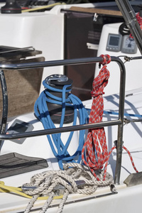 意大利, 西西里岛, 地中海, 滨海迪拉古萨, 绞车和航海绳索在帆船在港口