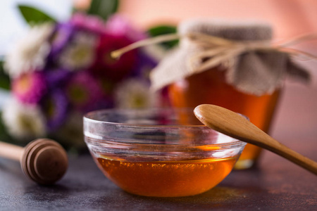 蜂蜜与木蜂蜜北斗在桌上的碗图片