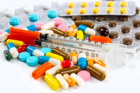 多彩的白色背景上的口服药物照片