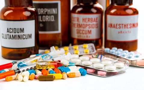 多彩的白色背景上的口服药物照片