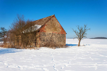 在冬天老废弃的谷仓里。雪覆盖的景观。在冬天的农村公路。在捷克共和国景观