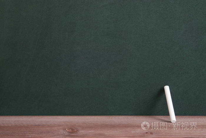 空的黑板和白色粉笔