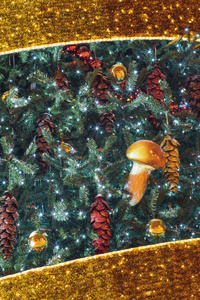 圣诞树用装饰品和彩带装饰图片