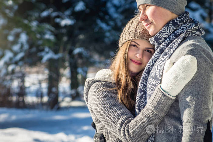 热恋中的情侣拥抱在冬季森林