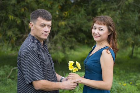 情人男人和女人站在树荫下的一根青翠树