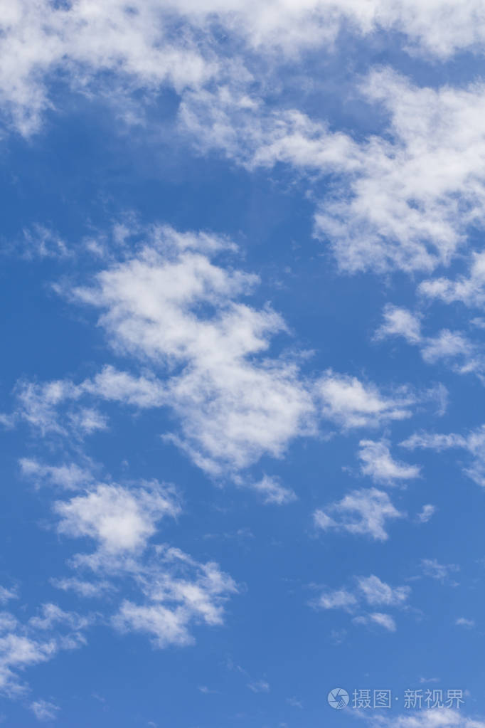 在蓝蓝的天空中云